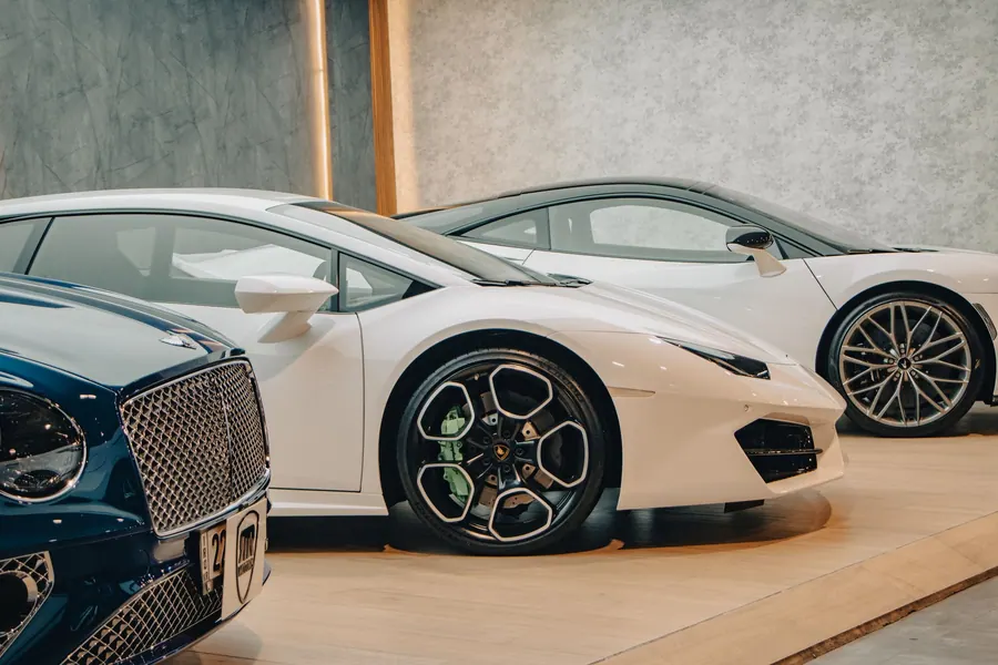Sportovní automobily vystavené v showroomu